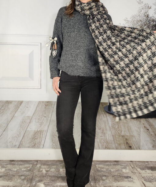 Alternative view of Bufanda Gadea