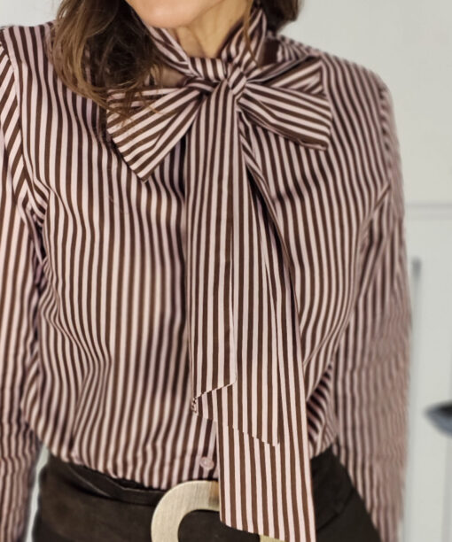 Alternative view of Camisa Reina