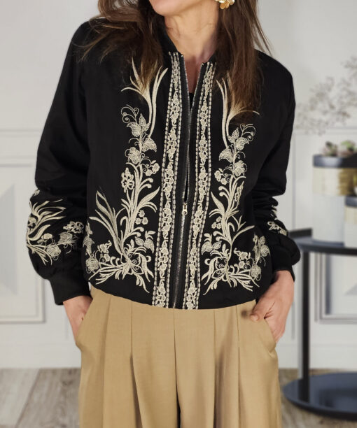 Alternative view of Bomber Ainara