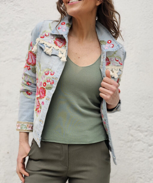 Alternative view of Top Greta