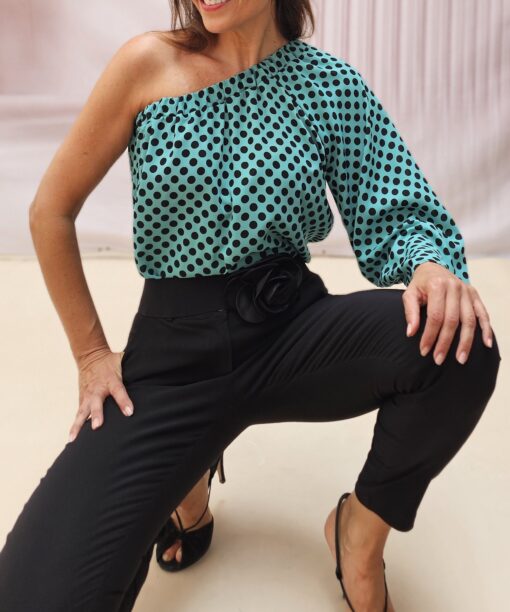 Blusa asimétrica lunares